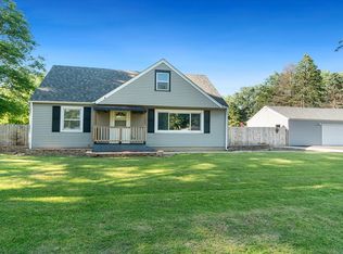 708 Wayne Dr, Machesney Park, IL 61115