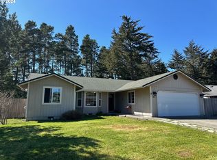 11 Park Village Dr, Florence, OR 97439