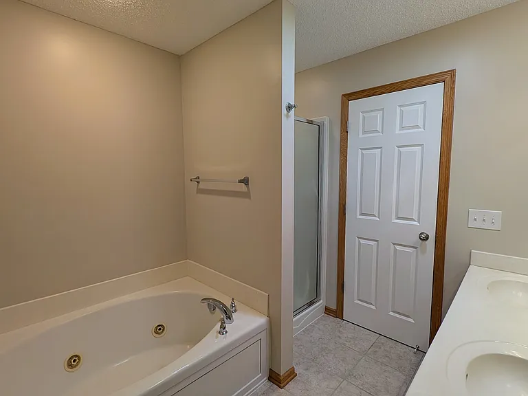 594 Sutherland Dr — Photo 23