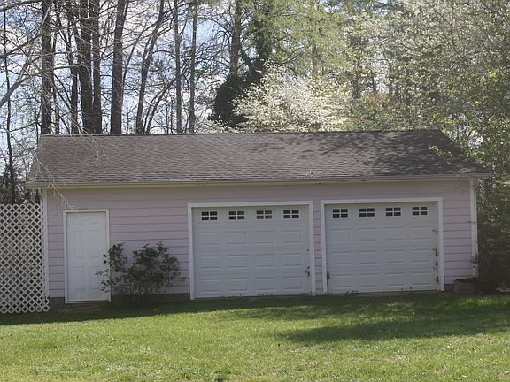 3rd image of 205 Glenmoor Ct