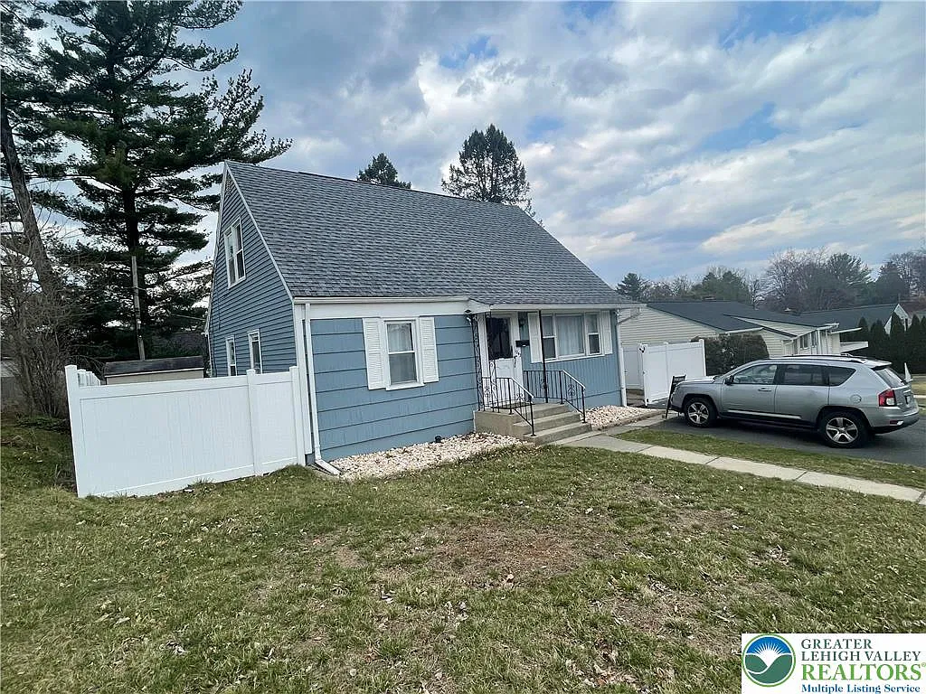 3 bed, 1.0 bath, 1040 sqft, $2,200 — Photo 2