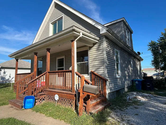3 bed, 2.0 bath, 1053 sqft, $1,300 — Photo 3