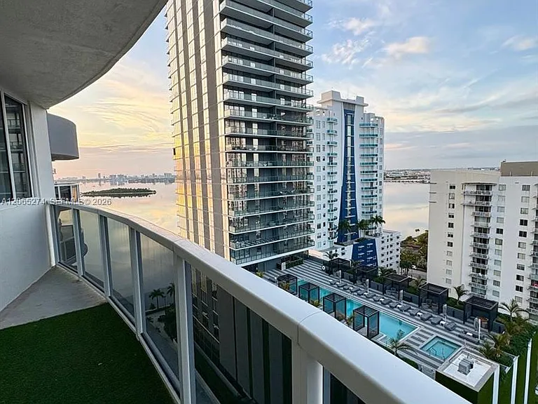 601 NE 23rd St #Penthouse 04 — Photo 1