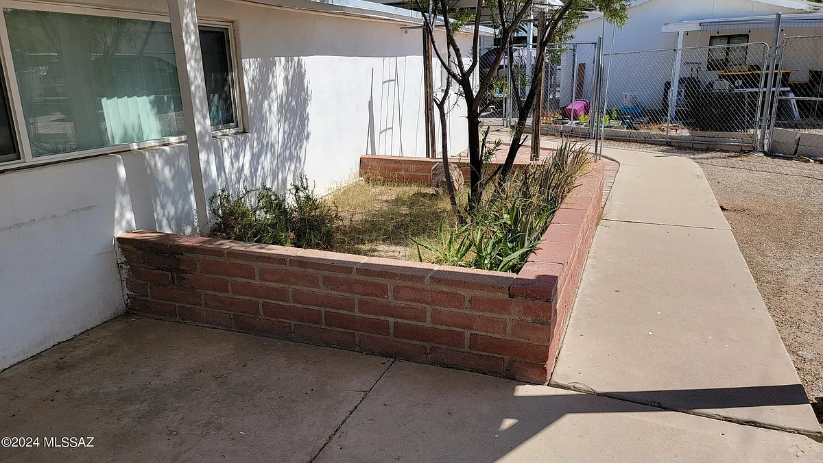 Building Photo - 2726 N Estrella Ave
