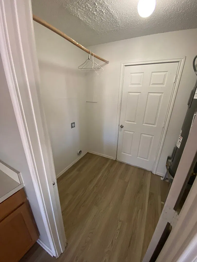 1220 Crabtree Ct — Photo 3