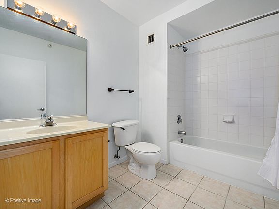 5th image of 645 N Kingsbury St APT 1707