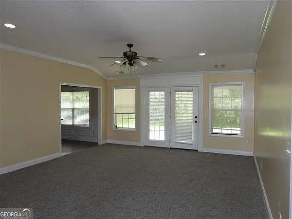 4 bed, 2.0 bath, 2061 sqft, $1,900 — Photo 3