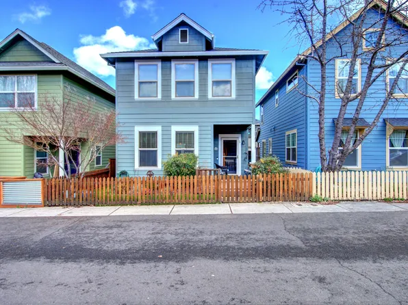 5 Logan Way, Talent, OR 97540