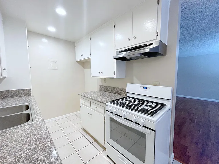 266 S El Molino Ave — Photo 14
