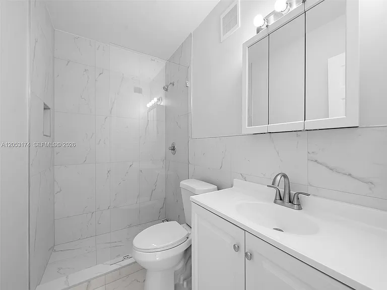 2300 NE 6th Ave #201 — Photo 5