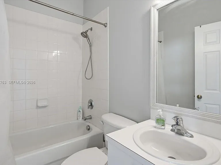 976 NE 42nd Ave #0 — Photo 23