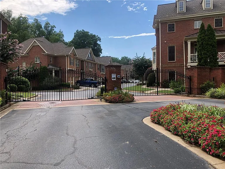 10240 Billings Pointe — Photo 32