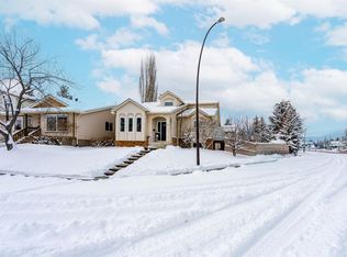 215 E Scenic Way NW, Calgary, AB T3L 1B6