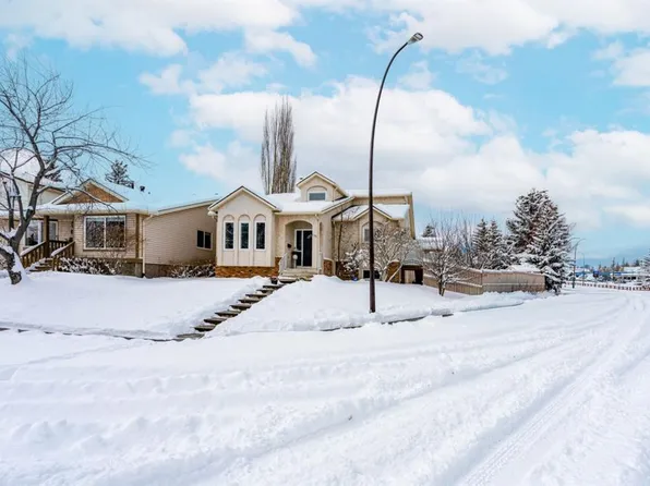 215 E Scenic Way NW, Calgary, AB T3L 1B6