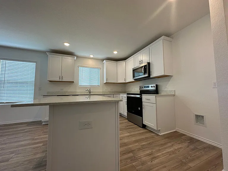 2533 Creekbend Dr — Photo 5