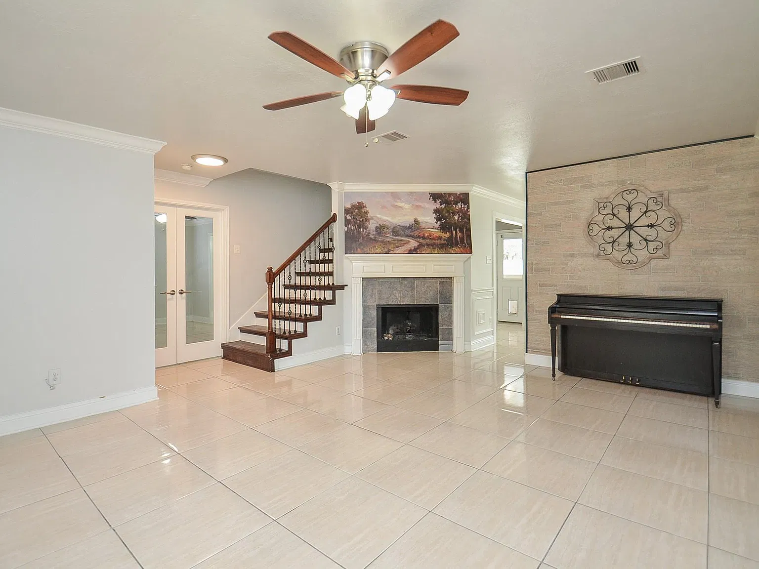 4 bed, 3.0 bath, 2325 sqft, $2,400 — Photo 4