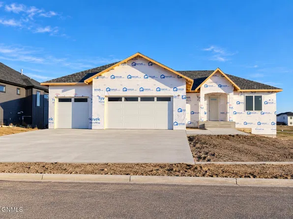 5722 Davies Dr, Bismarck, ND 58503
