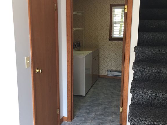 Foyer/Laundry