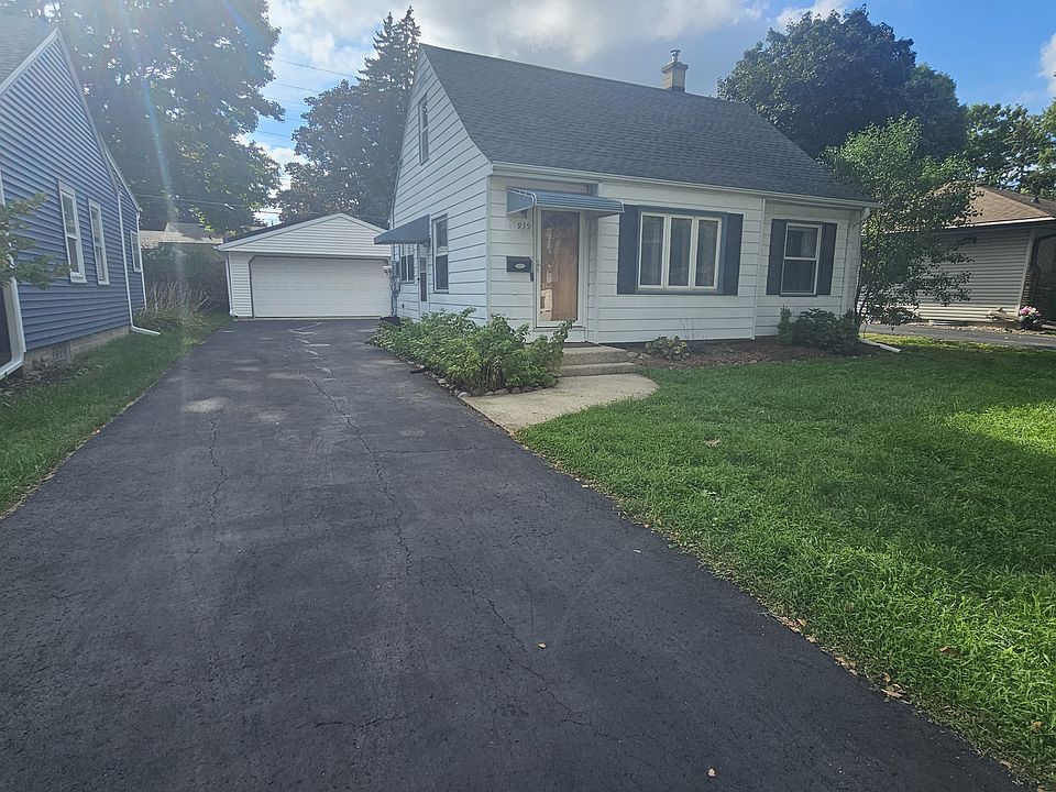 Street view - Wide driveway!