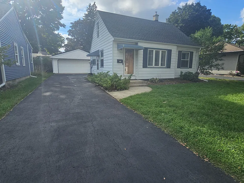 939 S 111th Pl