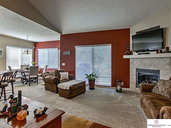 vaulted ceilings lots of windows