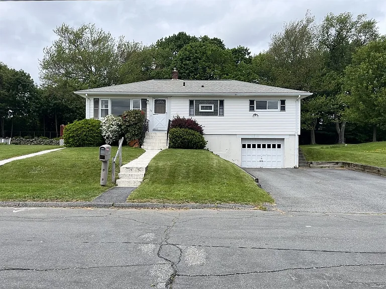 32 Harriet Ave — Photo 1