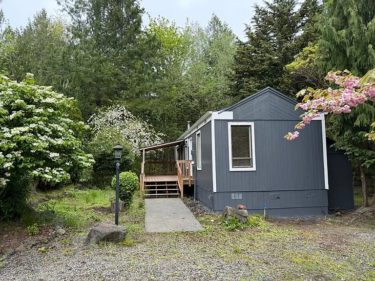 3063 Oak Bay Rd — Photo 2