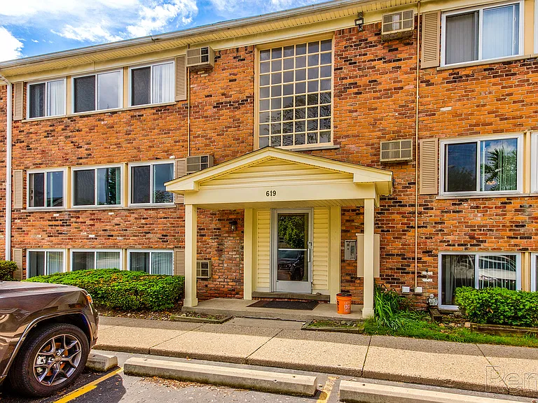 Wagon Wheel Apartments — Photo 36