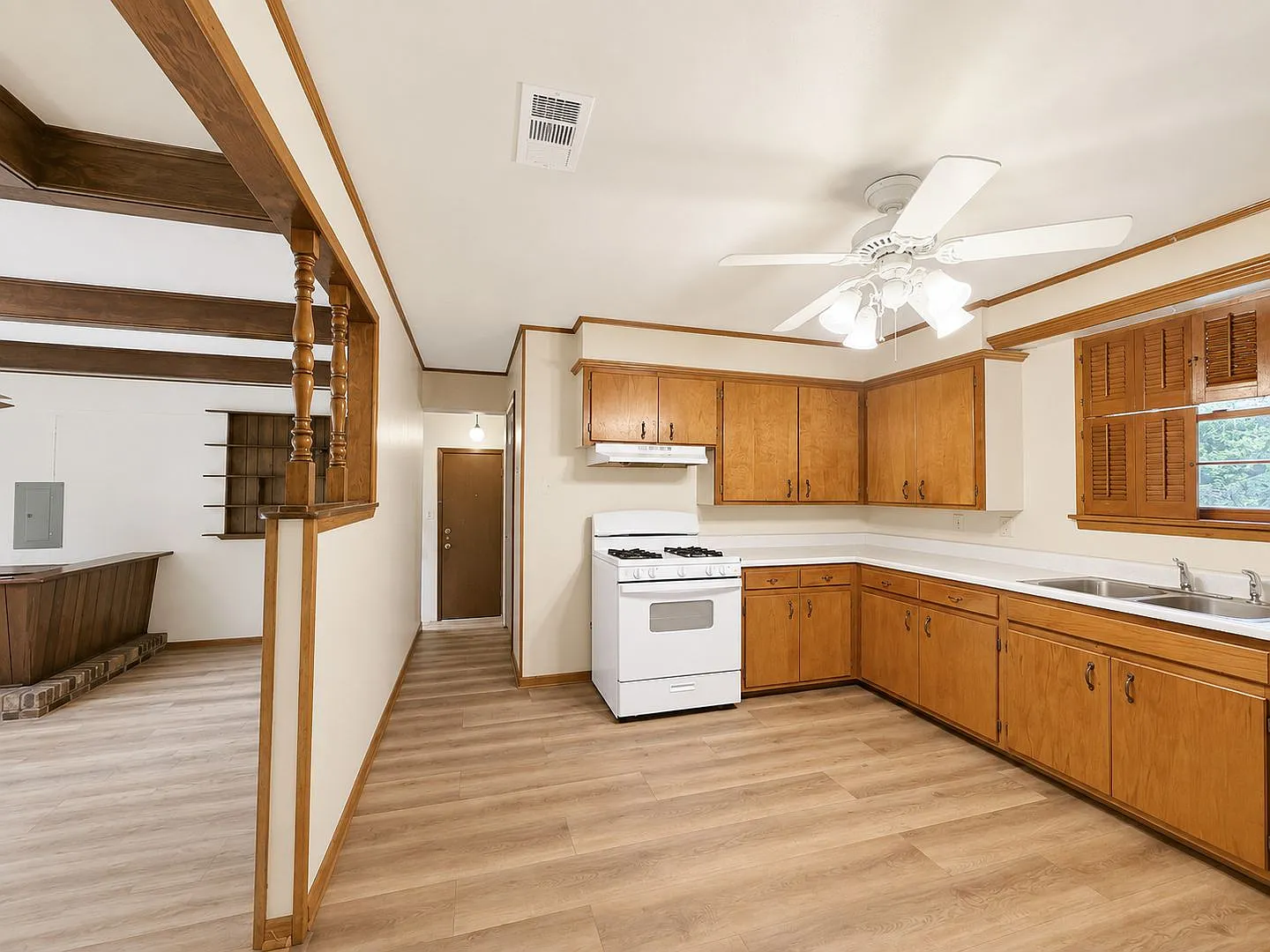 3 Bedroom House with Bonus Room Off Perkins Near Bluebonnet — Photo 2