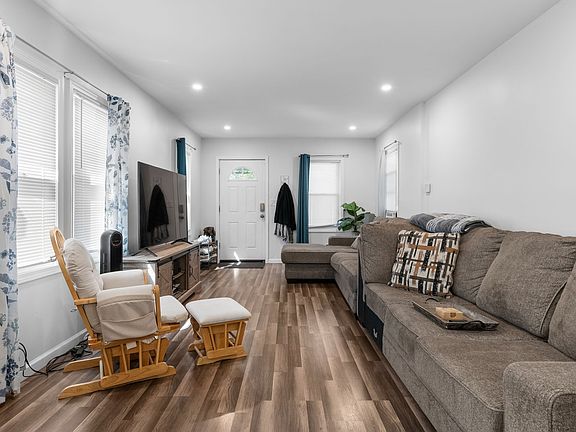 3rd image of 404 Jane St