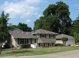 3 Acorn Ln, Lake In The Hills, IL 60156