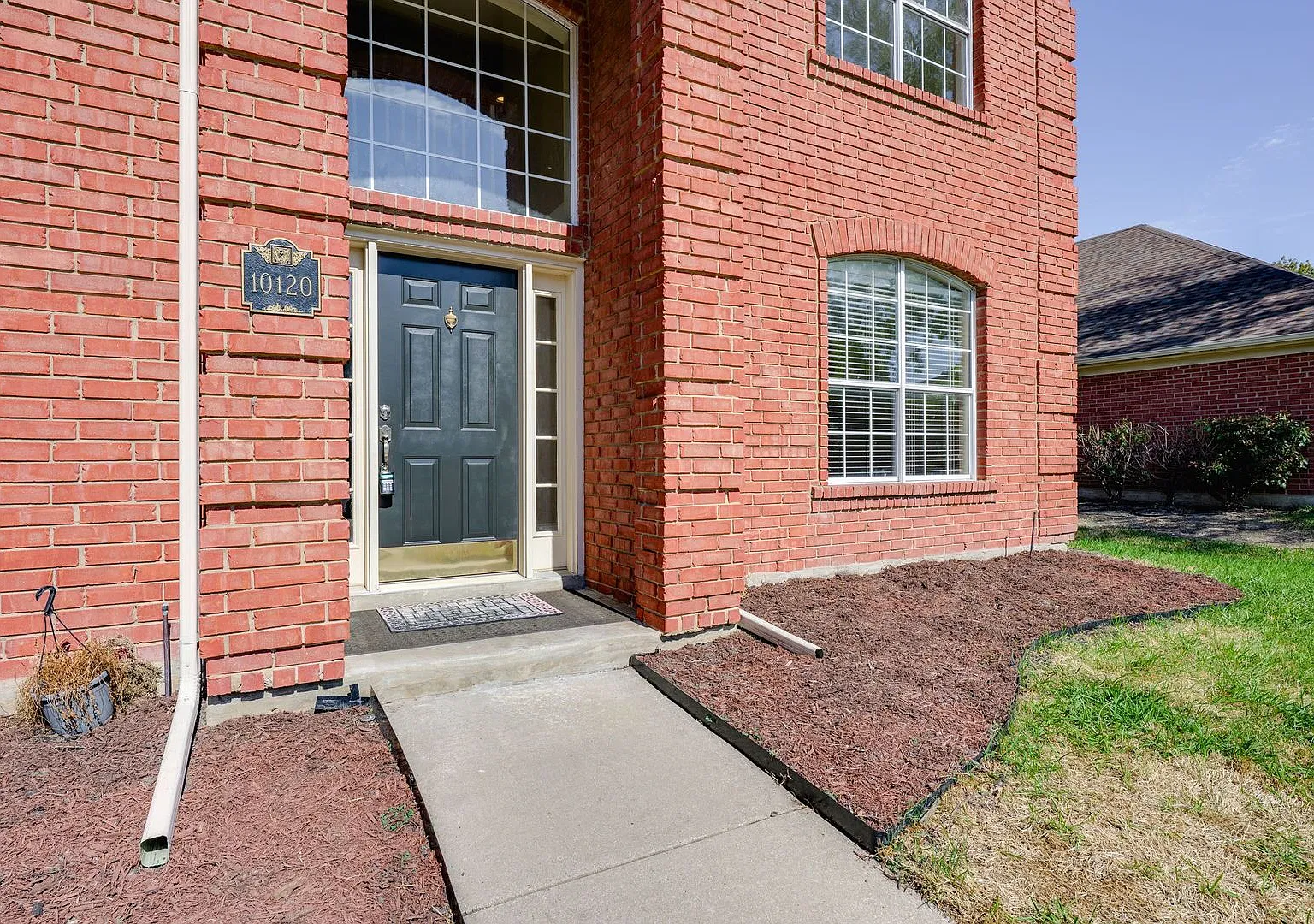 4-Bedroom Frisco Home for Rent with Home Office, Fireplace & 2-Car Garage — Photo 3