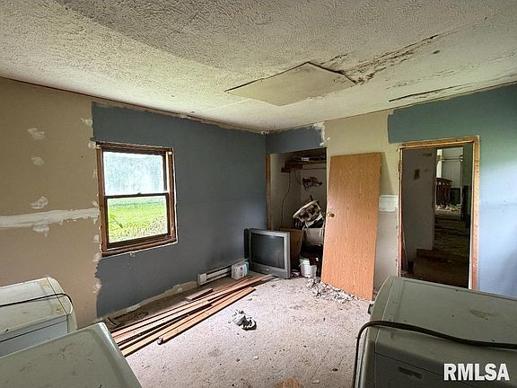 4th image of 104 W Franklin St