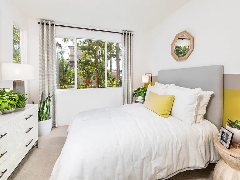 Las Flores Apartment Homes — Photo 32