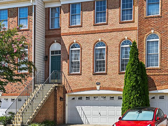 2nd image of 22609 Upperville Heights Sq