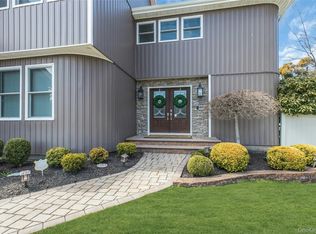 18 Daisy Court, Farmingdale, NY