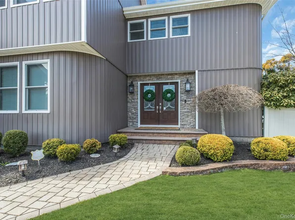 18 Daisy Court, Farmingdale, NY 11735