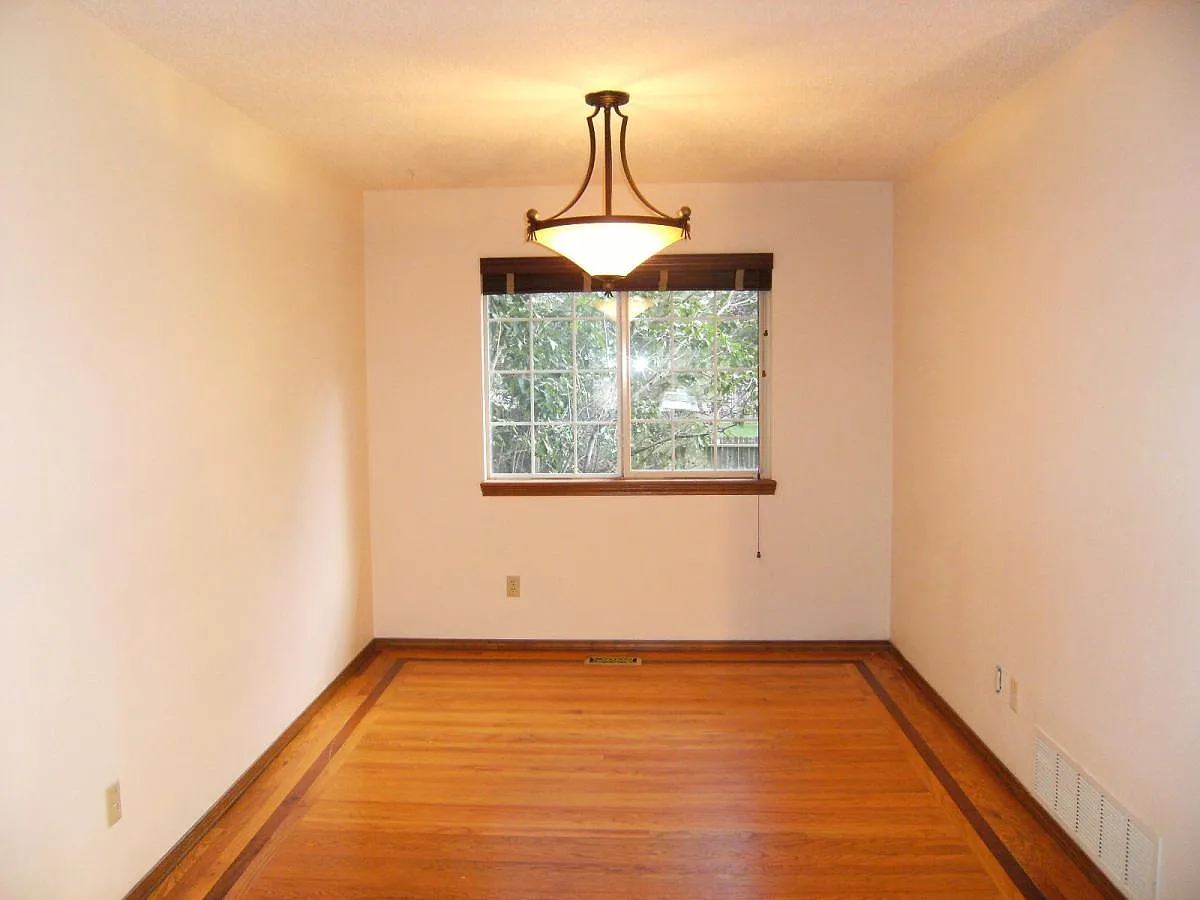 5 bed, 3.5 bath, 2600 sqft, $2,500 — Photo 3