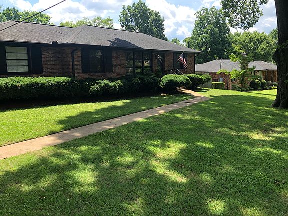 Plenty of yard- front & bk