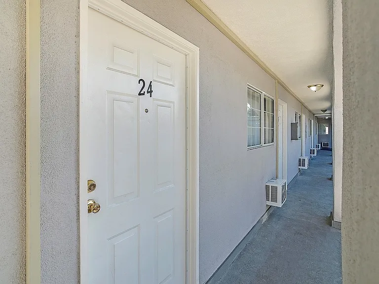 West Adams Studio Apartments — Photo 21