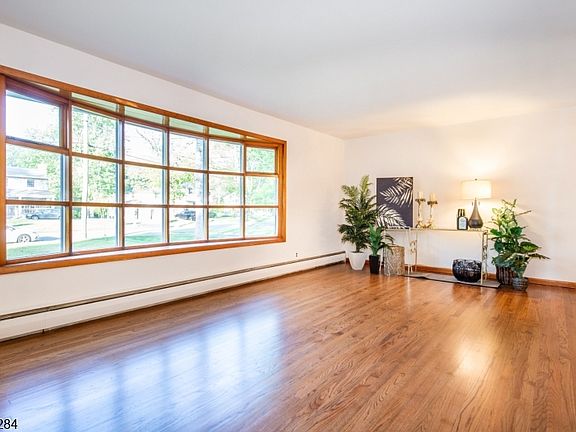 4th image of 25 Robbins Ave