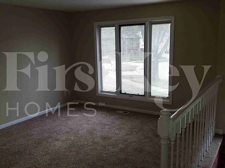 29 N Walnut Ln — Photo 3