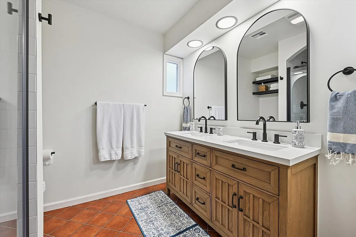 5 bed, 2931 sqft, $7,500 — Photo 4