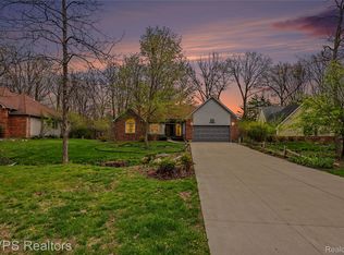 936 Wildbrook Ln, Lake Orion, MI 48362