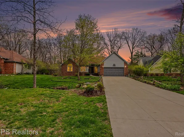 936 Wildbrook Ln, Lake Orion, MI 48362