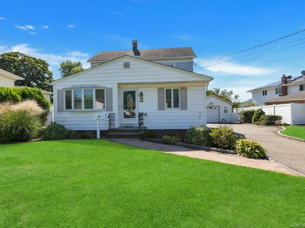 59 11th Street, Hicksville, NY 11801