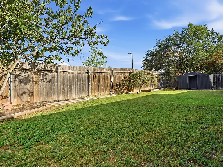 1665 Amberwood Loop — Photo 32