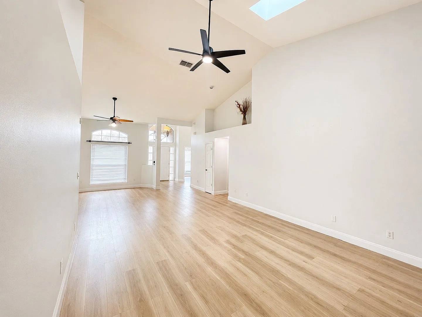 4 bed, 2.0 bath, 2299 sqft, $2,795 — Photo 4