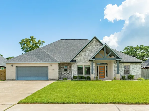 216 Creekside Ln, Lake Jackson, TX 77566