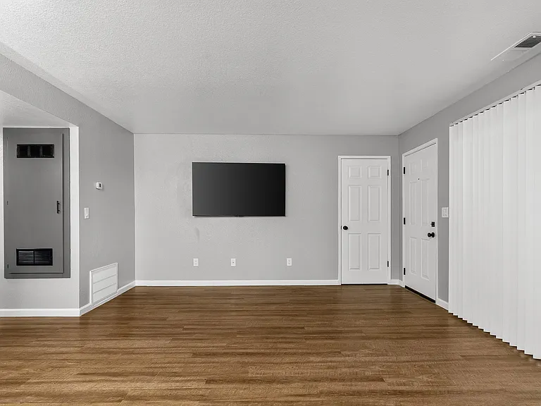 Redwood Cove Apartments — Photo 31